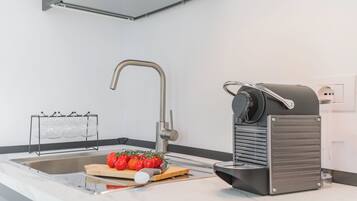 Frigorifero, forno, piano cottura, macchina per tè/caffè