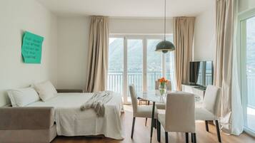 Tabla de planchar con plancha, wifi gratis y ropa de cama