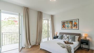 Tabla de planchar con plancha, wifi gratis y ropa de cama