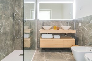Doccia, asciugacapelli, bidet, asciugamani