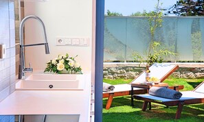 Ein Badezimmer mit Waschbecken, Wasserhahn und Blumen.