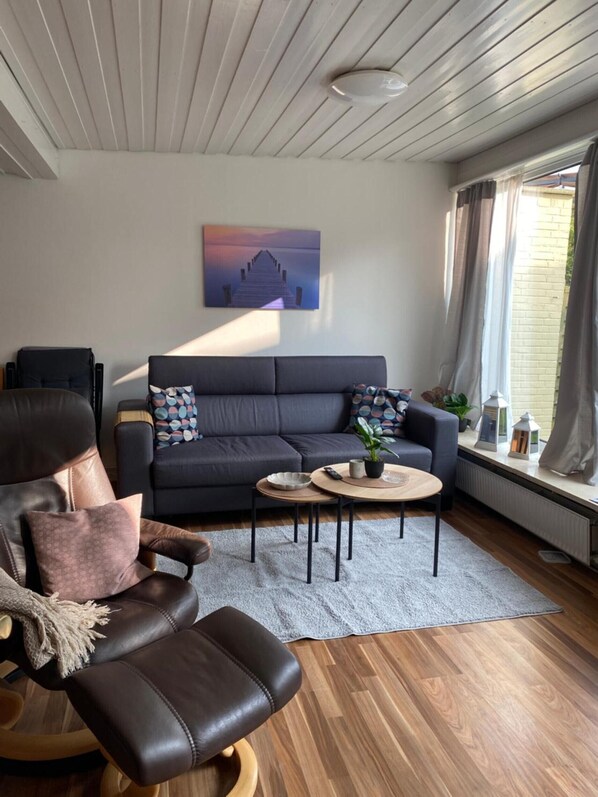 Living area - Cozy North Sea Apartment – Perfect for You, Your Partner, or Small Family (Büsumer Deichhausen)