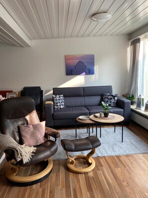 Living area - Cozy North Sea Apartment – Perfect for You, Your Partner, or Small Family (Büsumer Deichhausen)