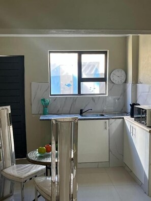 Studio, 1 Bedroom, Private Pool | Private kitchen - Aquasaints Sandton Logde (Johannesburg)