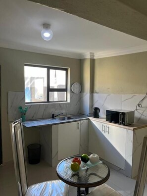 Studio, 1 Bedroom, Private Pool | Private kitchen - Aquasaints Sandton Logde (Johannesburg)