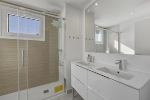 Shower, hair dryer, towels