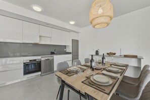 Fridge, microwave, oven, stovetop - 3024 Bright Apartment with Terrace and Pool (Bel-Air)