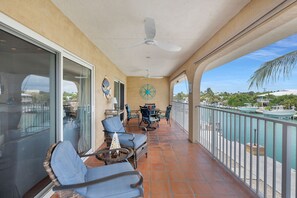 Outdoor dining - Chasing Sunsets - 3Bedrooms with Dock and Cabana Club access in Key Colony Beach (Key Colony Beach)