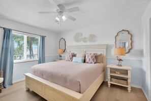 3 bedrooms, WiFi, bed sheets - Chasing Sunsets - 3Bedrooms with Dock and Cabana Club access in Key Colony Beach (Key Colony Beach)