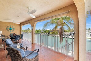 Outdoor dining - Chasing Sunsets - 3Bedrooms with Dock and Cabana Club access in Key Colony Beach (Key Colony Beach)
