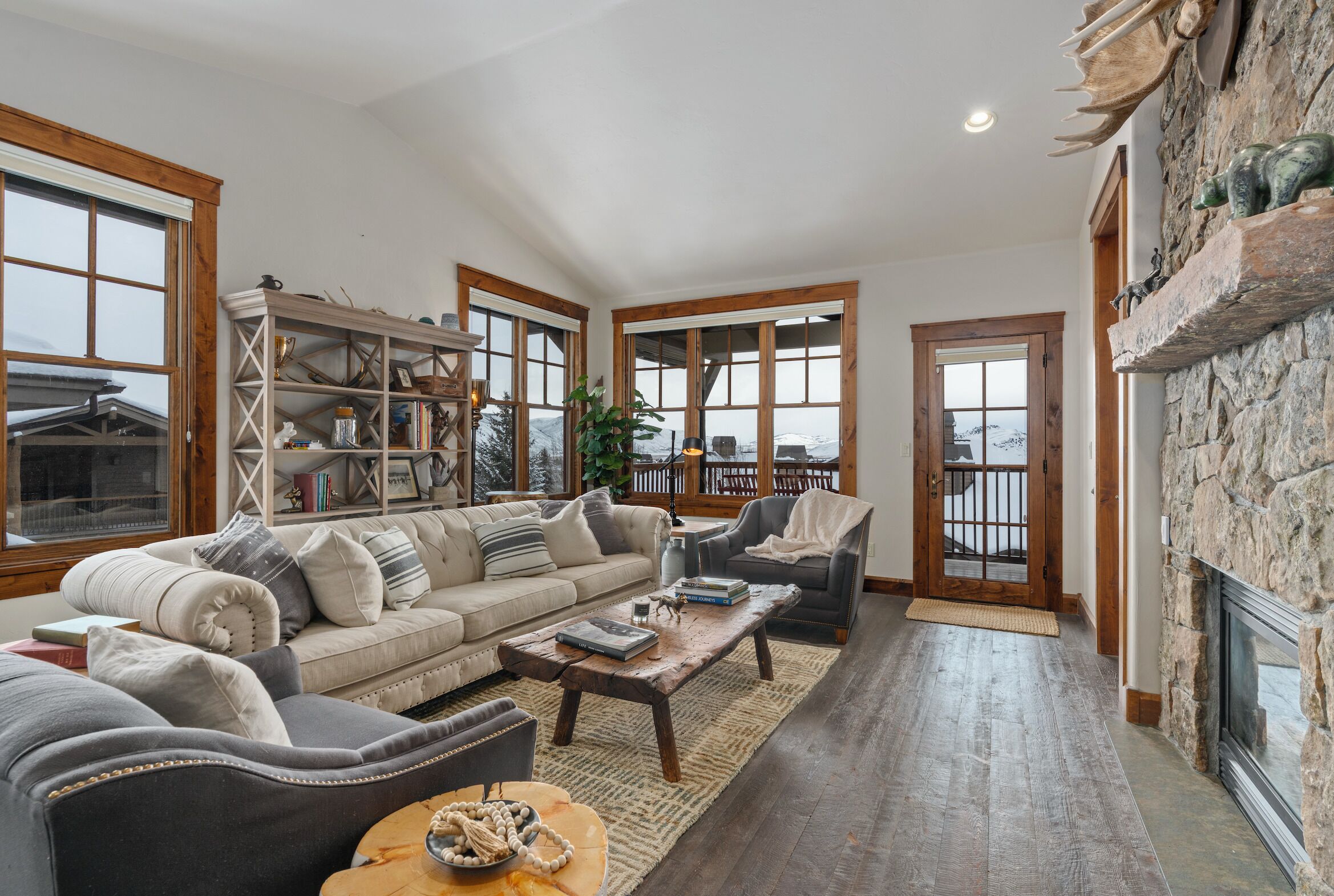 Smart TV, fireplace