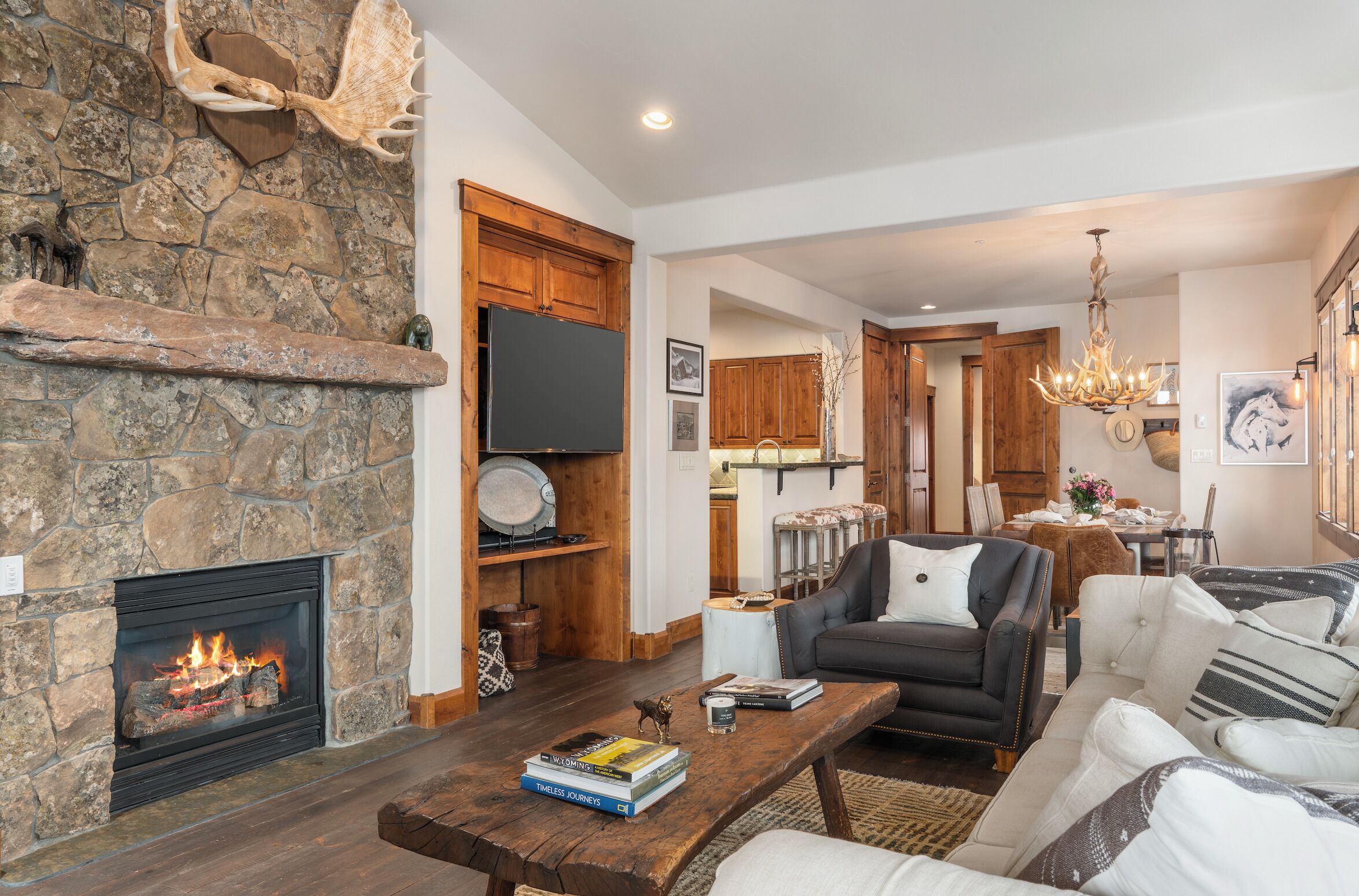 Smart TV, fireplace