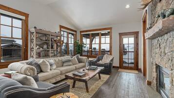 Smart TV, fireplace