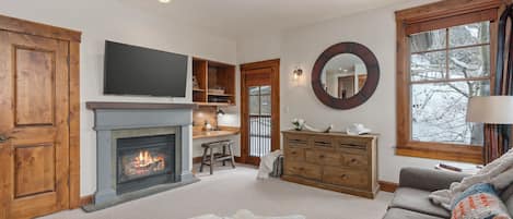 TV, fireplace