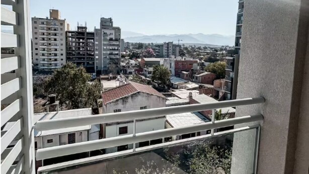 A balcony with a clear view of a cityscape, including buildings and distant mountains. - Cómodo dpto. en Salta para dos personas (Salta)