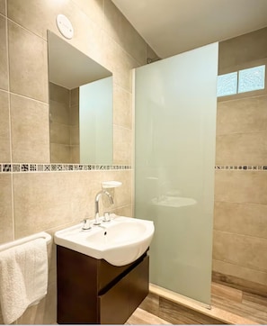 Serviettes fournies, savon, papier toilette