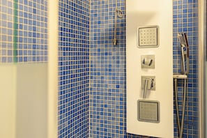 Dusche, Haartrockner, Handtücher