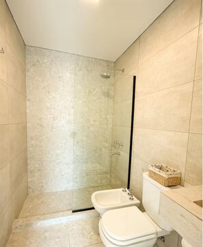 A bathroom with a shower, two toilets, and a sink. - Dpto. a media cuadra de la plaza principal 1 (Salta)