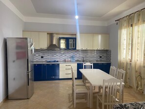 Private kitchen - Spacious Villa Near Airport Tirana - Preza Area (Rinas)