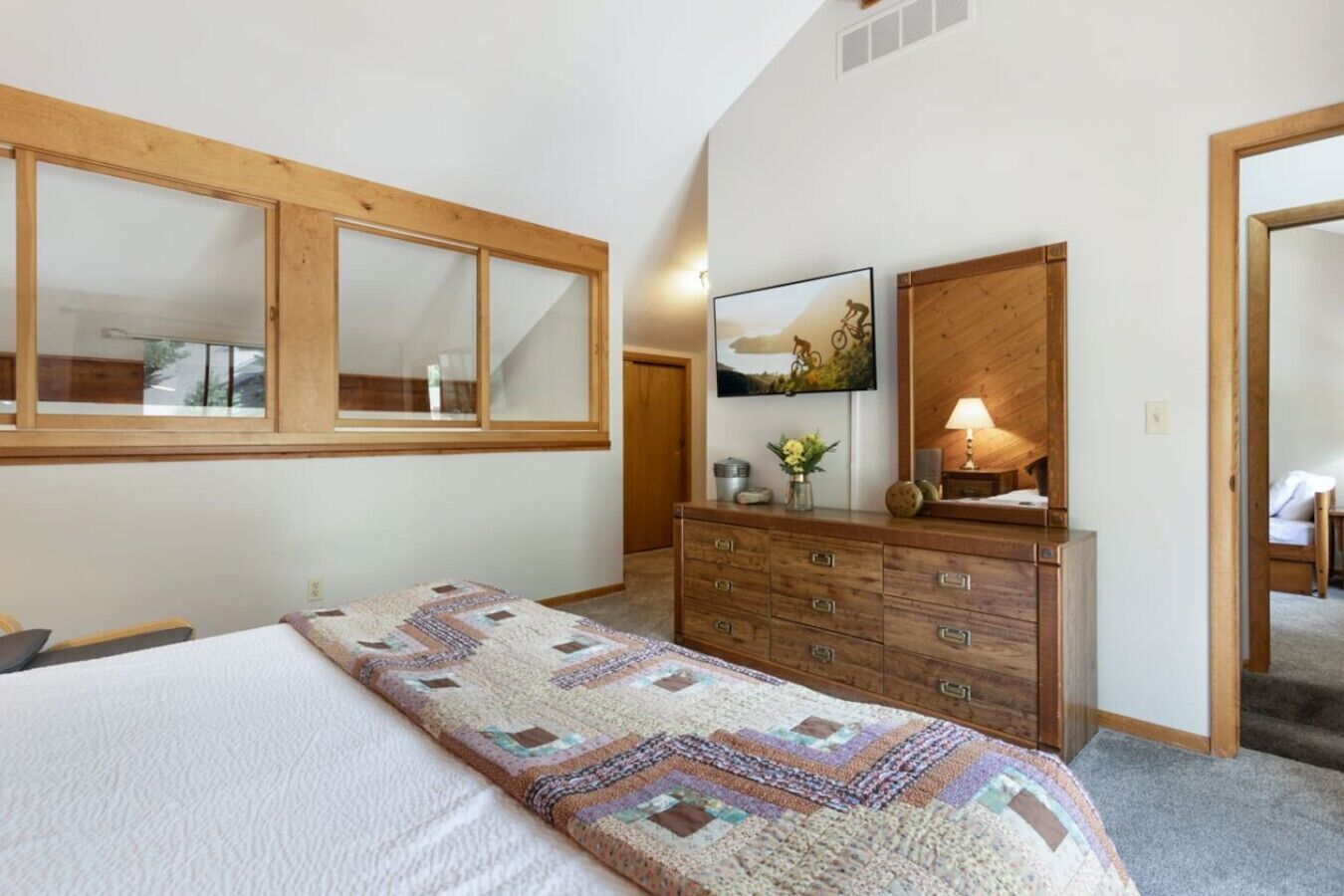 Cuna de viaje, wifi y ropa de cama 