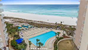 Ein Resort mit Schwimmbad, Strand und Meerblick.