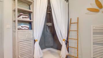 Een douche, een haardroger, handdoeken