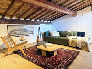 Living area - Elegant & Spacious 3BR with Terrace in city center ✺ WI-FI ✺ AC ✺ (Firenze)