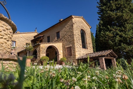 Esterni. Appartamento 'Podere Del Botruccio - Papavero' con piscina condivisa, giardino privato e Wi-Fi