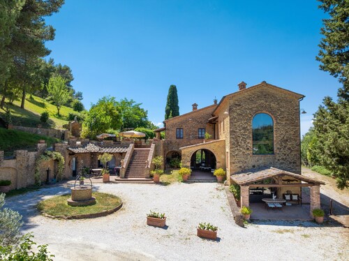 Podere Del Botruccio - Papavero Apartment with Shared Pool, Private Garden & Wi-Fi