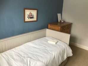 6 bedrooms, free WiFi, bed sheets - House Sleeps 9 With Indoor Pool (Chichester)