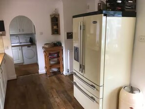 Fridge, microwave, oven, stovetop - House Sleeps 9 With Indoor Pool (Chichester)