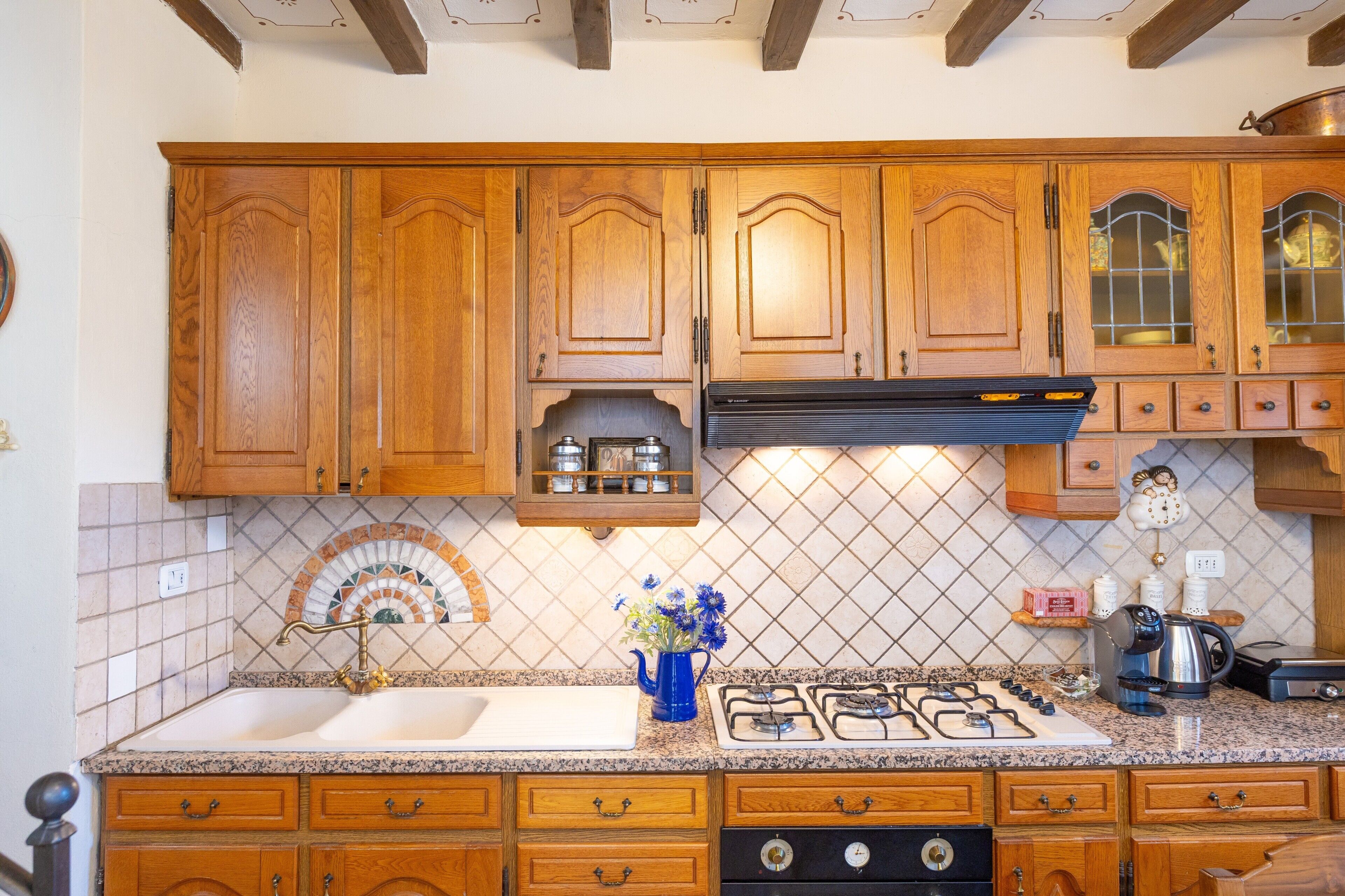 Fridge, oven, stovetop, coffee/tea maker