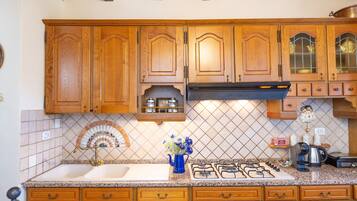 Fridge, oven, stovetop, coffee/tea maker