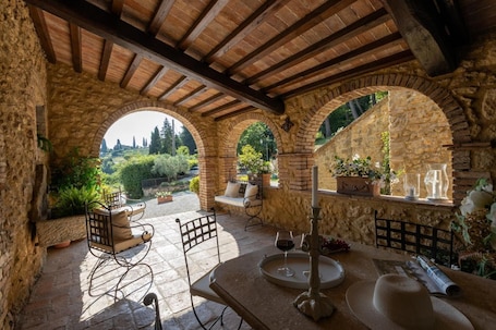 Ristorazione all'aperto. Appartamento 'Podere Del Botruccio - Girasole' con piscina, giardino e Wi-Fi condivisi