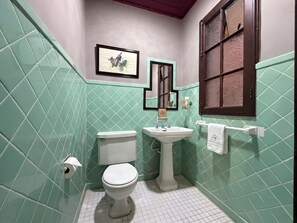 Een douche, een regendouche, handdoeken, toiletpapier