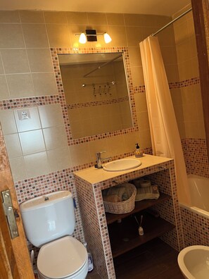 Hair dryer, towels, soap, toilet paper - Vrbo Property (Cabrero)