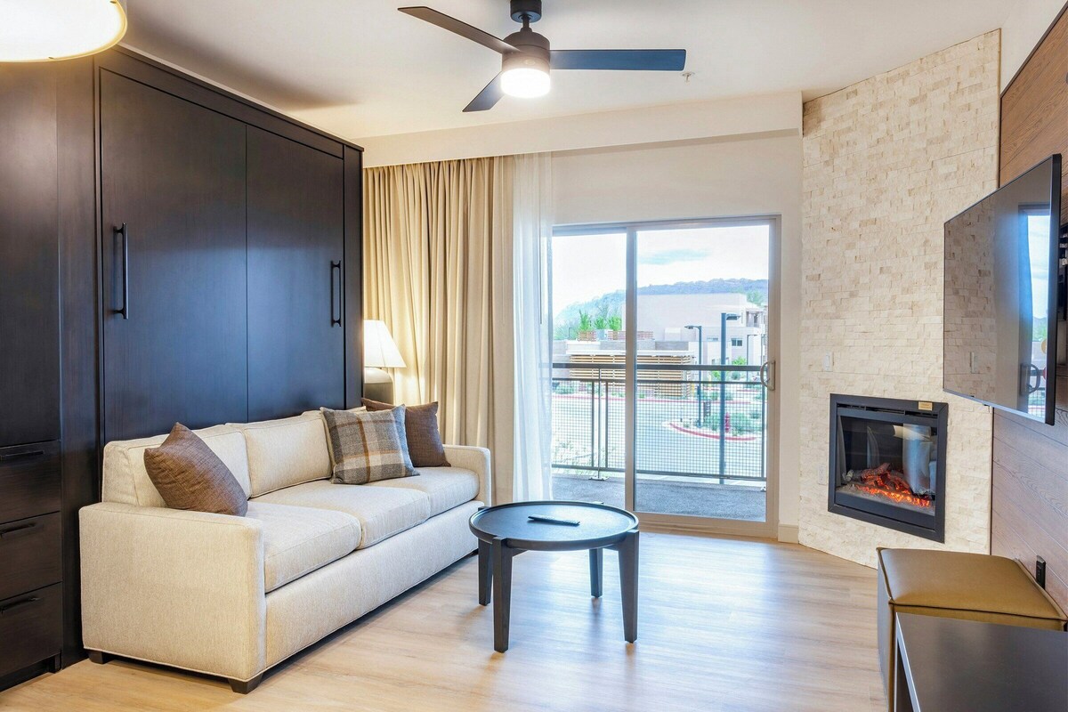 Standard Studio | Living room | Flat-screen TV, fireplace
