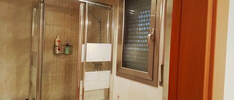 Dusche, Haartrockner, Handtücher