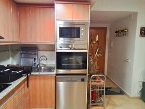 Private kitchen - Apartment 'Cubelles' with Sea Views, Private Terrace, and Air Conditioning (Cubelles)