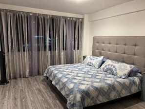 A bedroom with a bed, curtains, and a headboard. - Spacious and centrally located apartment 6 stations from downtown Mexico City and 8 from Banorte stadium. (Cdmx)