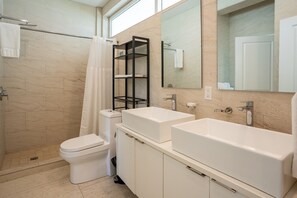 Appartement Deluxe, 1 chambre, vue sur le jardin | Salle de bain | Douche, articles de toilette (gratuits), séchoir à cheveux
