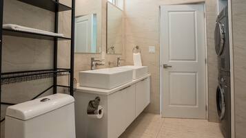 Classic-studiolejlighed - terrasse - udsigt til pool | Badeværelse | Bruser, gratis toiletartikler, hårtørrer, håndklæder