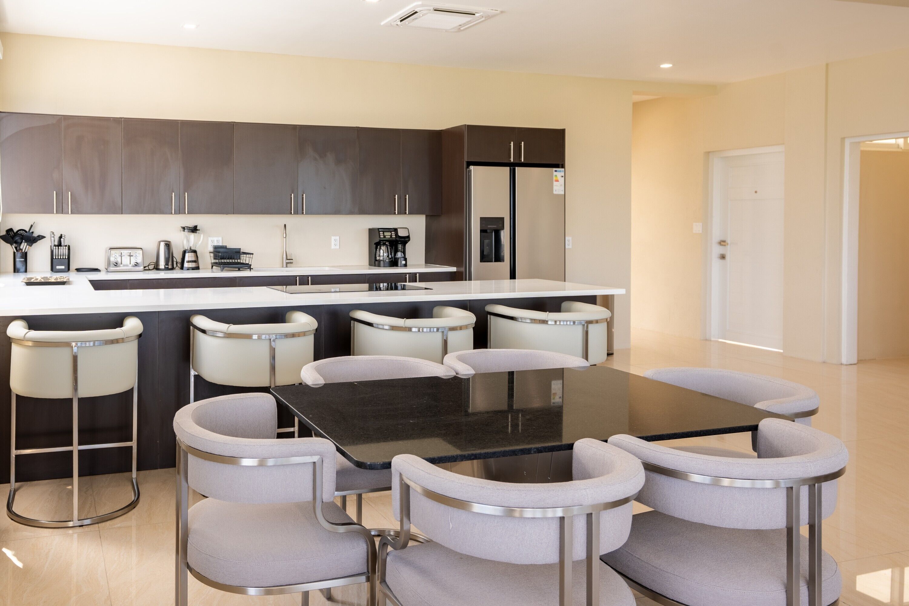 Deluxe-Apartment, 3 Schlafzimmer, eingeschränkter Meerblick | Essbereich im Zimmer
