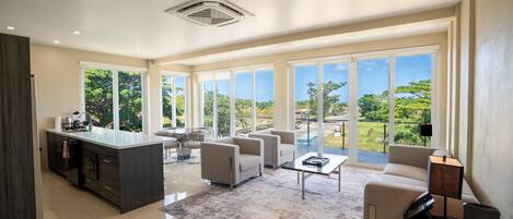 Deluxe-Apartment, 2 Schlafzimmer, eingeschränkter Meerblick | Wohnbereich