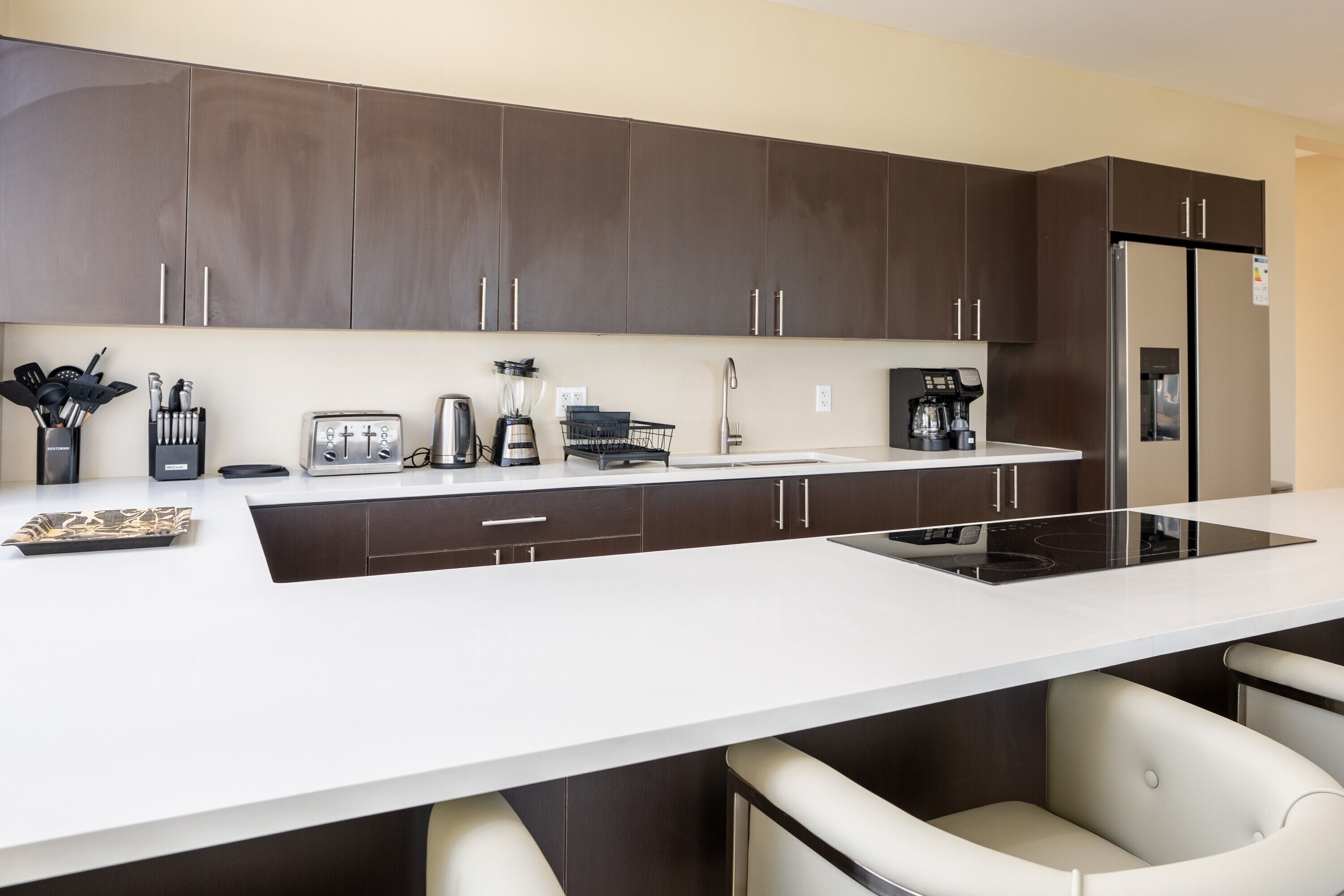 Deluxe-Apartment, 3 Schlafzimmer, eingeschränkter Meerblick | Eigene Küche | Kühlschrank, Mikrowelle, Ofen, Herdplatte