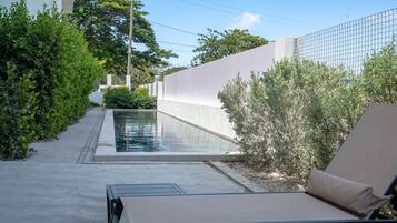 2 outdoor pools