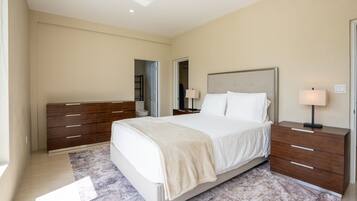 In-room safe, laptop workspace, iron/ironing board, free WiFi