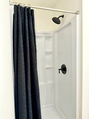 Een douche, een haardroger, handdoeken