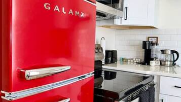 Een koelkast, een microgolfoven, een oven, een kookplaat