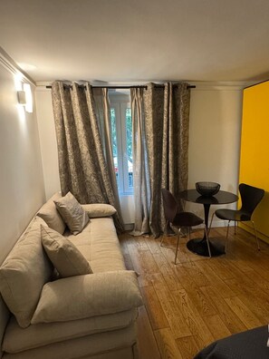 Living area - Vrbo Property (Paris)